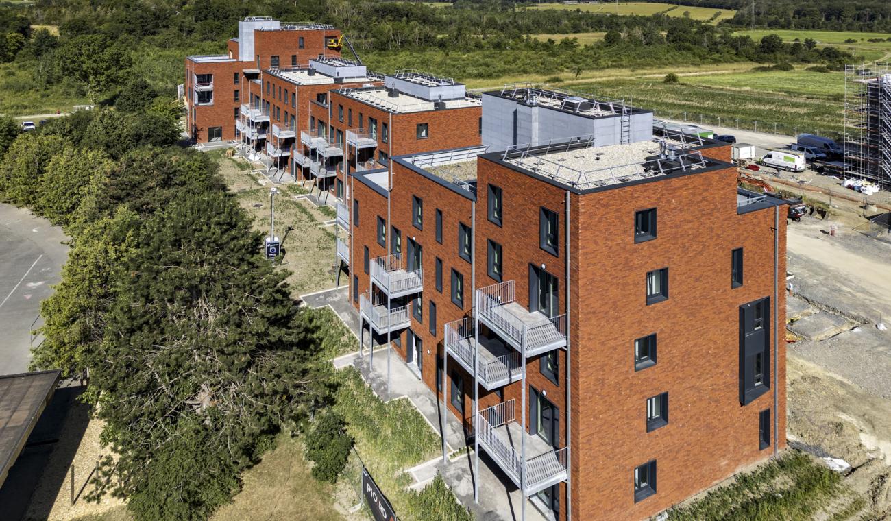 Construction en blocs silico-calcaires, assurant une base solide et une durabilité optimale.