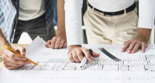 gros-plan-deux-architectes-main-plan